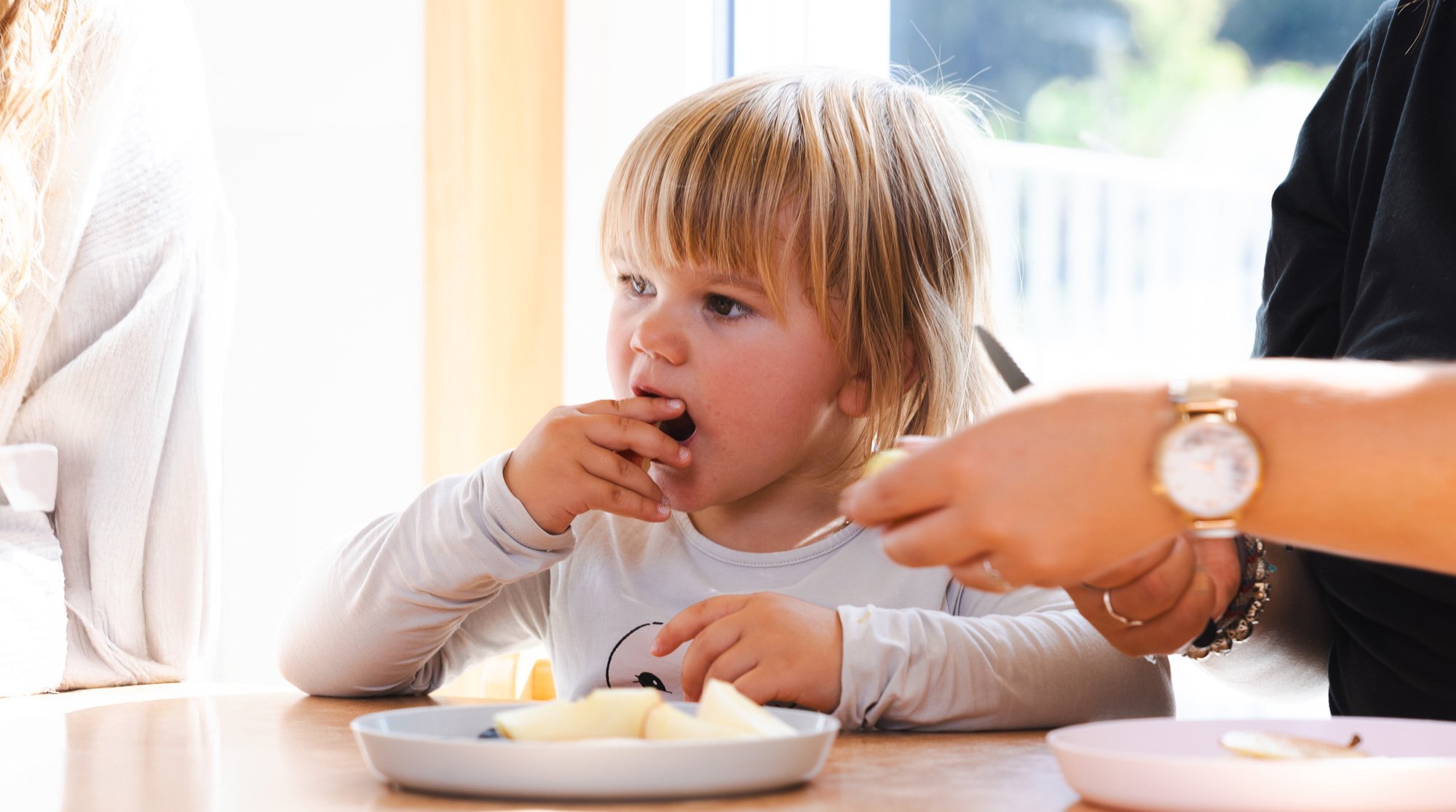 Catering und Tagesschule Kind am essen in einer Tagesschule
