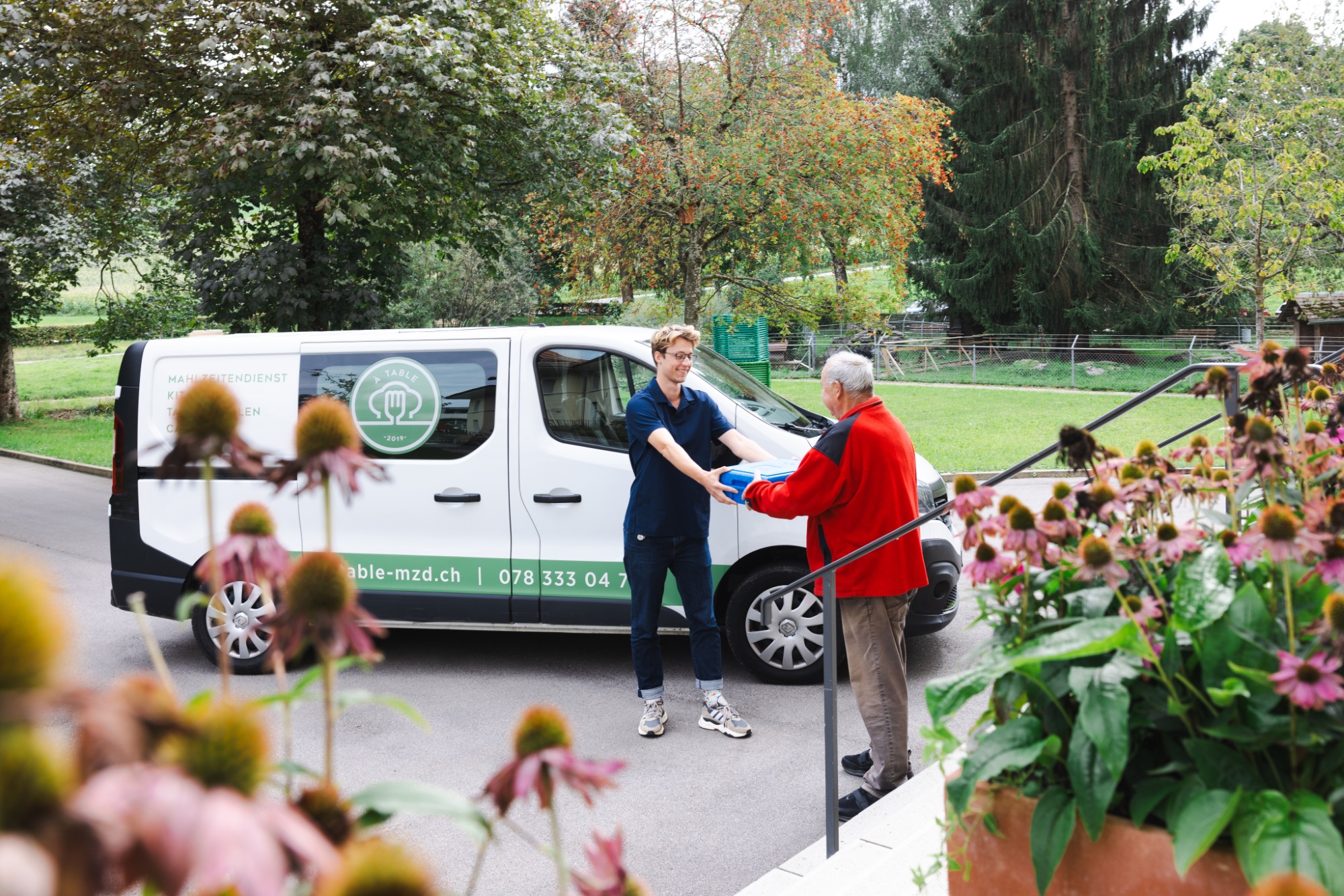 Siloah A Table Header Home Siloah A Table Lieferwagen mit Mahlzeitübergabe